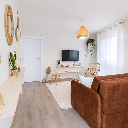 Stylish One-bedroom アパート